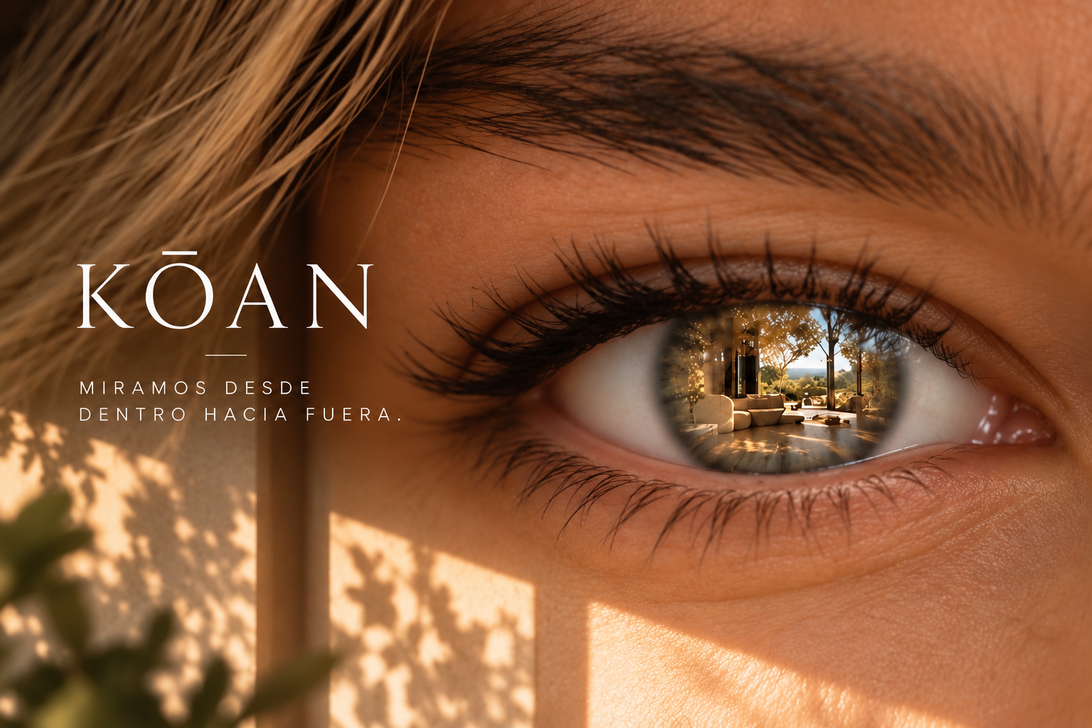 Ojo que refleja un hogar mediterráneo, con el logotipo KŌAN y el claim Miramos desde dentro hacia fuera